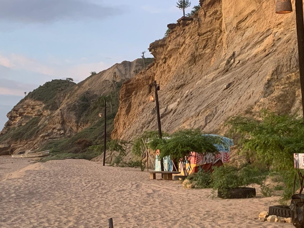Praia de Cabo Ledo vista do alto com mar cristalino e areias claras
