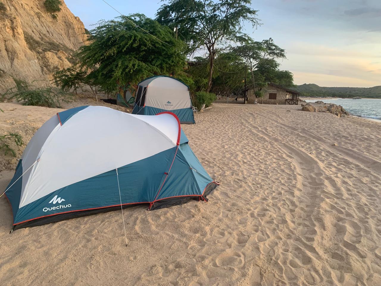 Praia de Cabo Ledo vista do alto com mar cristalino e areias claras