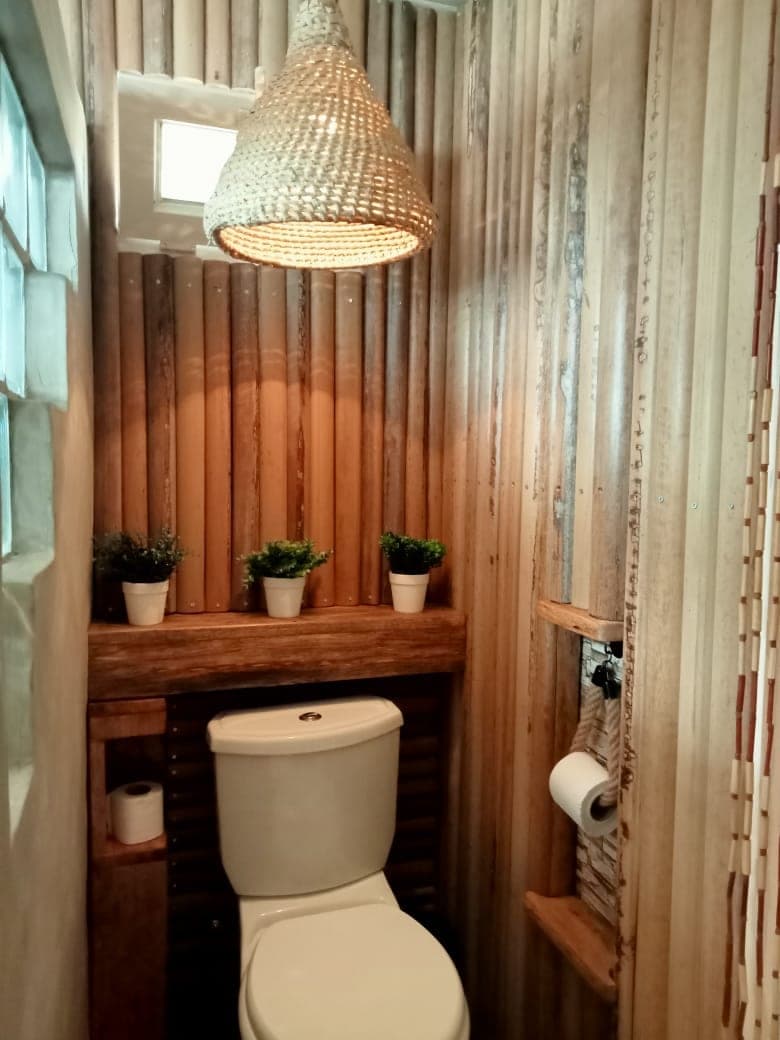 Foto — casa de banho revestida a bambu