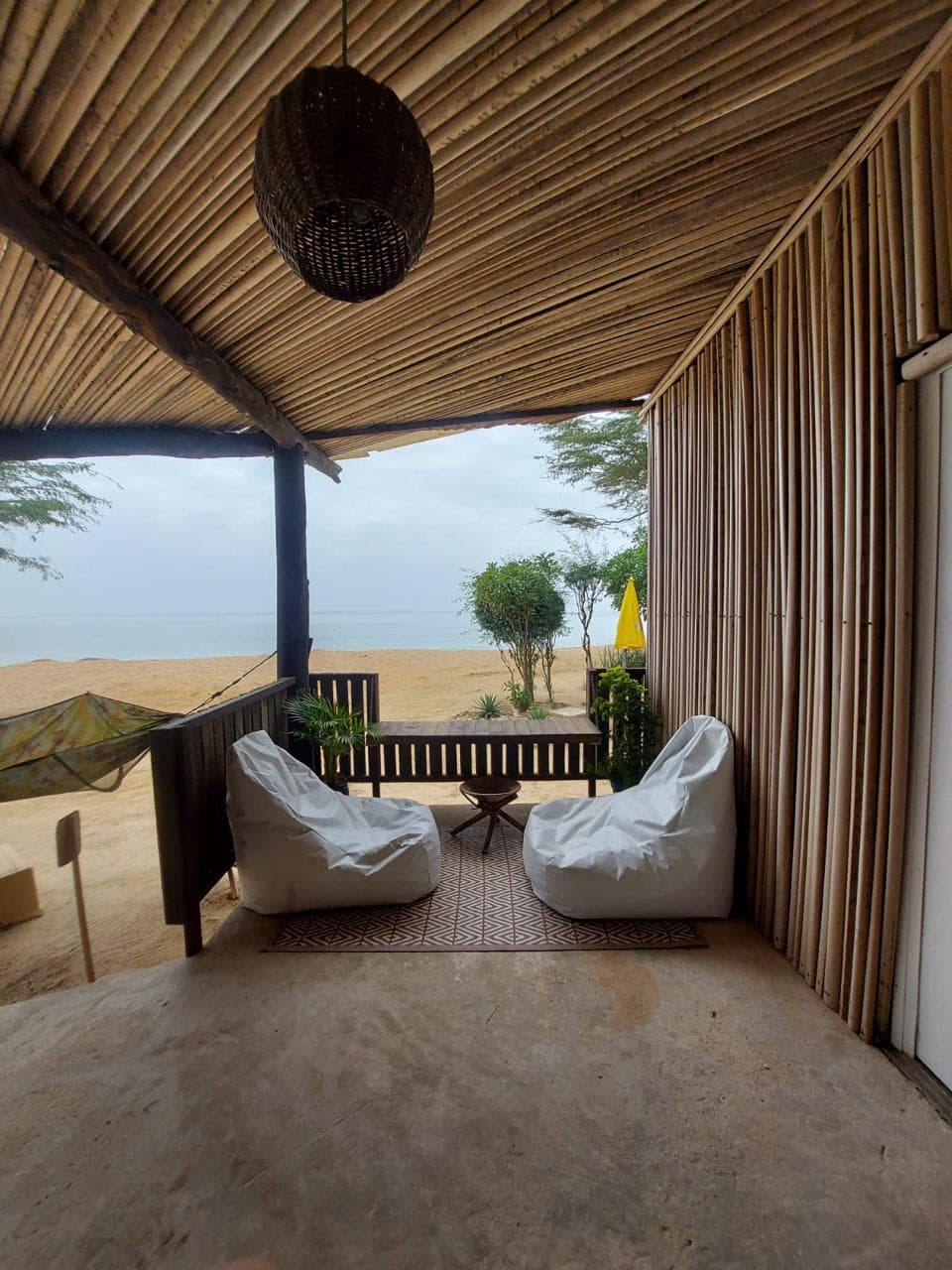 Foto — lounge com vista para o mar
