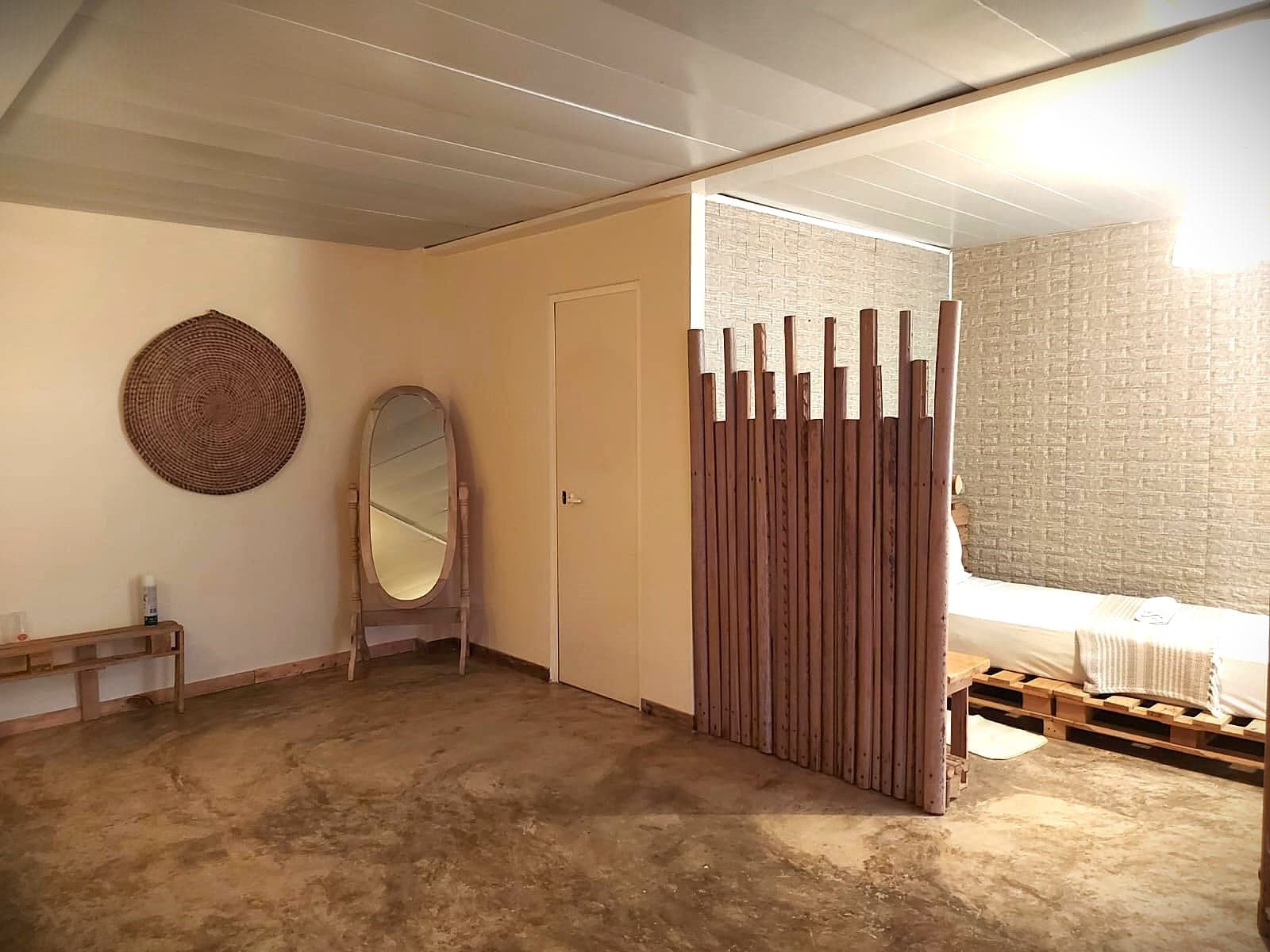 Foto — quarto com divisória de troncos