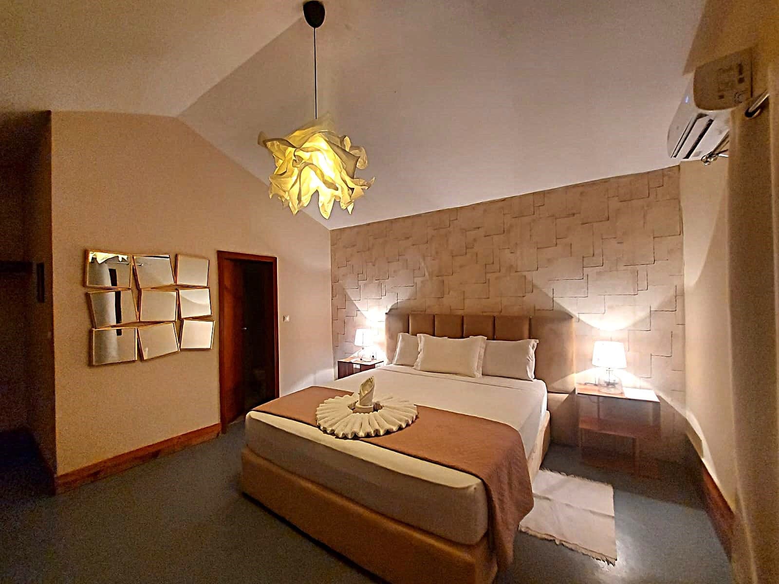Foto — suite com candeeiros de luz quente