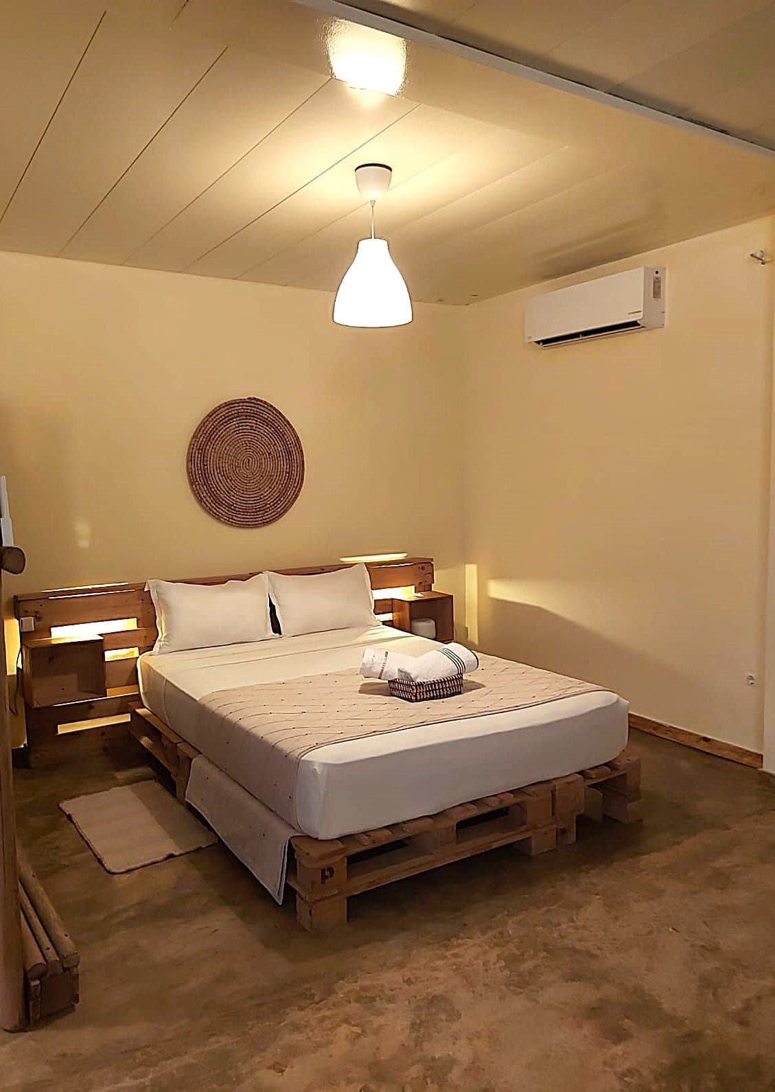 Foto — cama assente em paletes de madeira