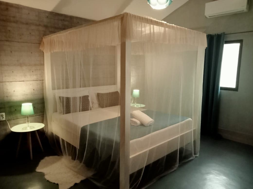 Foto — cama de dossel com mosquiteiro