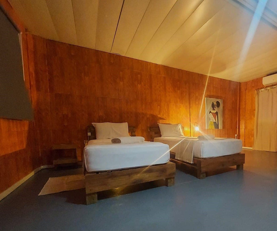 Foto — quarto com duas camas